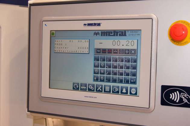 Metral hat die Bedienoberfläche der Wägesteuerung von B+L auf dem HMI der Maschine emuliert.