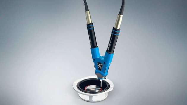 Eine Bonding-Anwendung: Der Preeflow Eco-DUO-2K-Dispenser bei der Lautsprecherklebung.