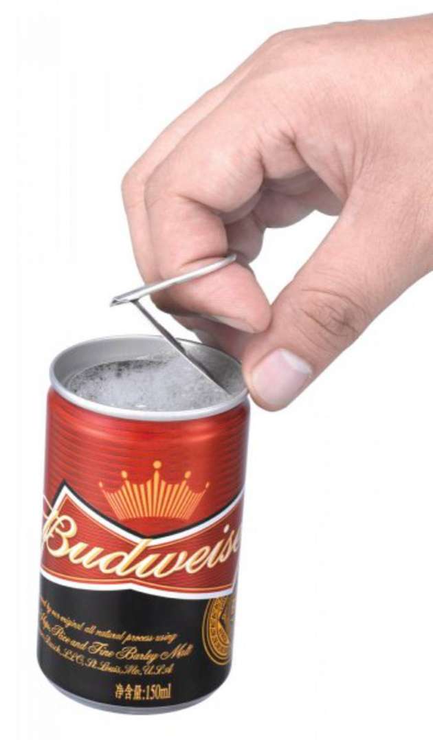 Crown stellt zahlreiche Metallbehältnisse für die Lebensmittelindustrie her. Zu sehen ist hier eine Bierdose, deren ganzer Deckel abgezogen werden kann, sodass sie quasi zu einem Becher wird.