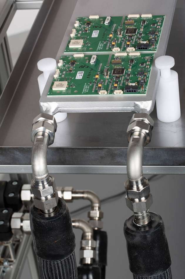 Module werden über Kühlplatten wechselnden thermischen Beanspruchungen ausgesetzt.