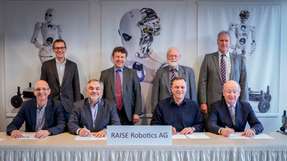 Unterzeichnung des MoU: Dr. Volker Saﬂ, Hans-Georg Tschupke, Prof. Dr. Dr. h.c. Frank Kirchner, Prof. Dr. Dr. h.c. mult. Wolfgang Wahlster (vorne, v.l.n.r.), Prof. Dr. Joachim Hertzberg, Prof. Dr. Rolf Drechsler, Prof. Dr. Bernd Krieg-Brückner, Dr. Walter Olthoff (hinten, v.l.n.r.)