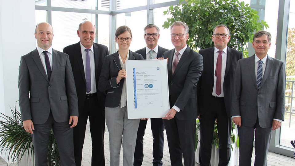 Die offizielle Übergabe des Zertifikats an Phoenix Contact (v.l.n.r.) Dr. Tobias Frank, Detlev Kuschke, Christine Stolz , Tüv Süd, Boris Waldeck, Roland Bent, Dr. Kai Wollenweber, Tüv Süd und Dr. Lutz Jänicke.