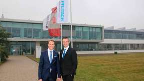 Die beiden geschäftsführenden Gesellschafter von Pflitsch Mathias Stendtke (l.) und Roland Lenzing vor dem neuen Gebäude, in dem der erfolgreiche Mittelständler sein Kompetenzzentrum für Kabelkanäle realisieren will.