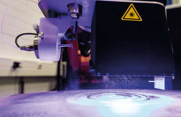 Ein Ultraschallzerstäuber (links im Bild) erzeugt ein definiertes Wasseraerosol, das auf die Probenoberfläche aufgesprüht wird.