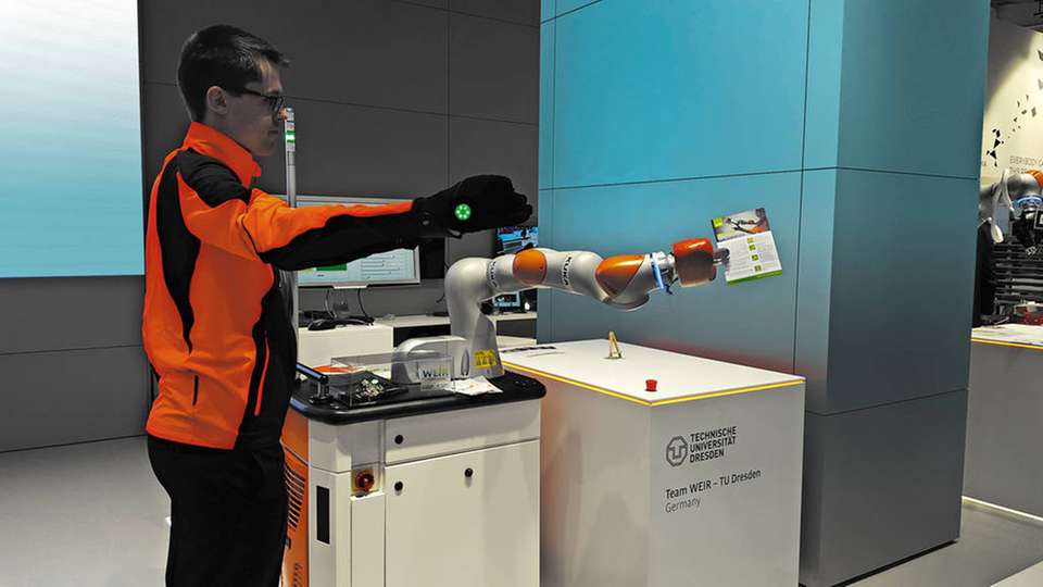 Im Jahr 2016 war das Wandelbots-Team noch als TU-Dresden-Forschungsgruppe Finalist bei der KUKA-Innovation Challenge, wo ein erster Versuch eines körpergesteuerten Roboterarms gezeigt wurde.