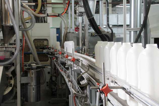 Plastikflaschen können High-Density Polyethylene (HDPE) sowie ...