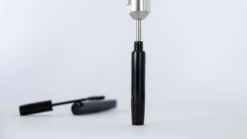 Der Viscotec Hygienic Dispenser füllt Mascara in kleine Applikatoren ab.