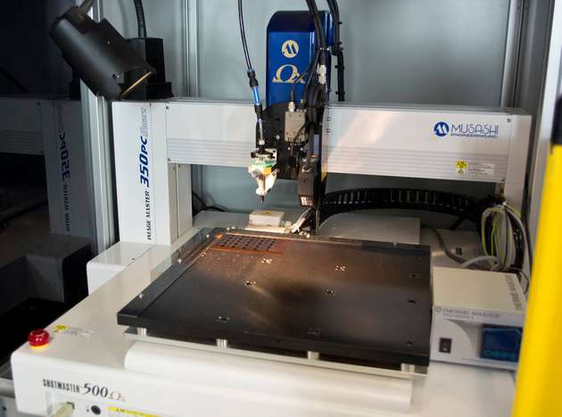 Ein Dispensdrucker beschichtet Folien mit dem leitfähigen und flüssigen Polymer Poly(Kx[Ni-itto]).