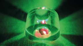 Um eine Maserwirkung zu erzielen, wurde ein Diamant in einem Saphirring platziert und mit grünem Licht eines Lasers bestrahlt. Der Diamant erscheint aufgrund der Fluoreszenz nach Anregung rot.