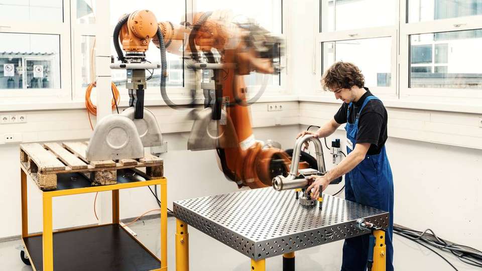 Ein Thema von Roboshield ist der sichere Betrieb von Arbeitsplätzen mit Mensch-Roboter-Kollaboration.