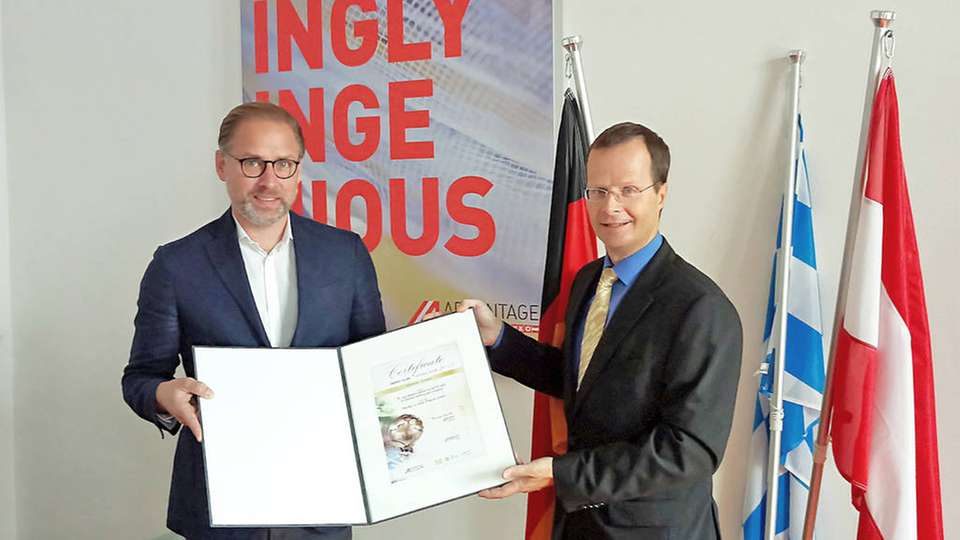 Andreas Haidenthaler, Konsul für Handelsangelegenheiten des österreichischen Generalkonsulats in München, überreicht die Auszeichnung an Tobias Kriete.