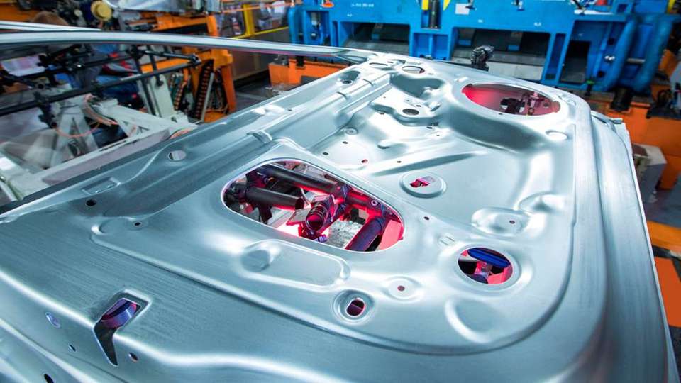 Im Presswerk von Audi soll zukünftig die KI Risse erkennen.