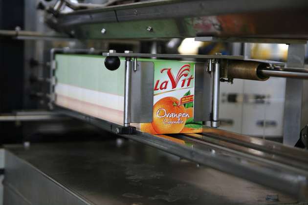 Eine Etikettierstation. Unter den Eigenmarken Libella und LaVit verkauft Püls-Bräu auch diverse Erfrischungsgetränke.