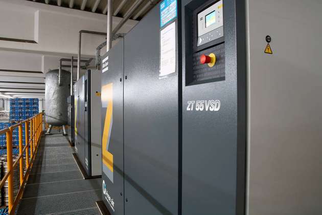 Der drehzahlgeregelte ZT 55 VSD erzeugt die benötigte Druckluft tagsüber allein, nachts läuft der kleinere ZT 37 VSD (in der Mitte der Station).