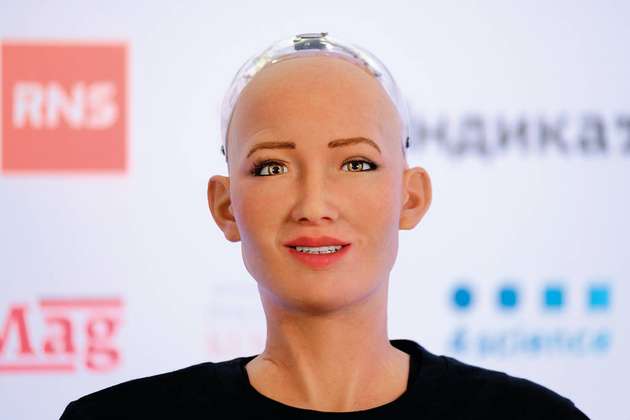 Sophia ist ein humanoider Roboter, der durch künstliche Intelligenz eine echte Unterhaltung zu vordefinierten Themen führen kann. Zu menschenähnlich sollte sie aber nicht werden: Laut einer Umfrage sprechen sich 
72 Prozent der Befragten dafür aus, dass eine Maschine immer auch als solche zu erkennen sein soll.