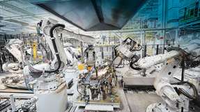 Industrieroboter von ABB im Einsatz in der Automobilindustrie.
