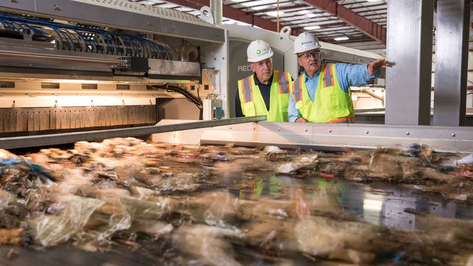 Hausmüll, aus dem später kohlenstoffarmer Treibstoff für die Luftfahrt hergestellt wird, wird sortiert.