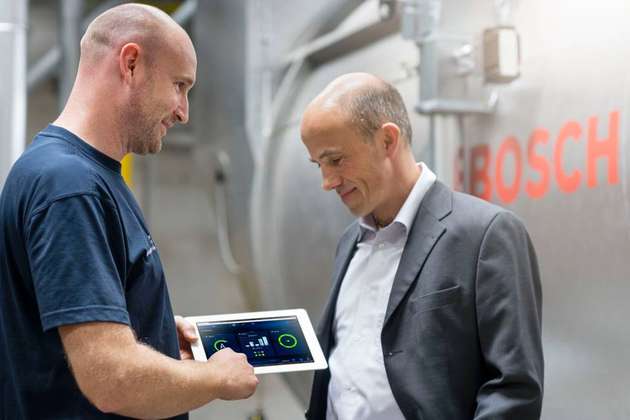 Bosch-Kundendiensttechniker Heiko Doppler zeigt Thomas Steffes von der ausführenden Firma Kramer & Best die verschiedenen Menüebenen von MEC Optimize. Der Effizienzassistent liefert künftig die Daten an die zentrale Leitwarte der Brauerei.