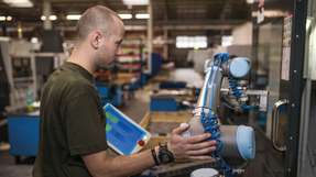Cobots an die Fräse: Der UR10 beschickt für die Mitarbeiter bei Baumruk & Baumruk eine CNC-Maschine.
