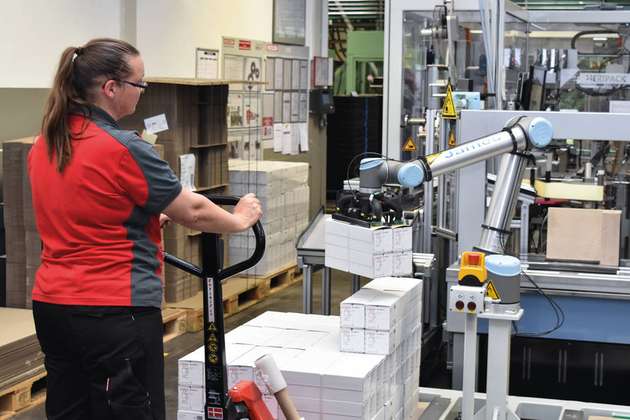 Knapp 10 Kilogramm hebt der UR10 beim Palettieren bei Hensel Electric. Seine Traglast wird damit voll ausgenutzt.