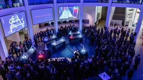 Zwölf Roboterarme, die in der Pinakothek der Moderne aufgebaut waren, waren durch vernetztes Maschinelles Lernen in der Lage eine komplexe aufgabe in wenigen Minuten zu lösen.