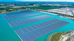 Das größte schwimmende Solarkraftwerk Europas in Piolenc, Frankreich, mit 17 MW Leistung wird mit PV-Modulen von Trina Solar gebaut.