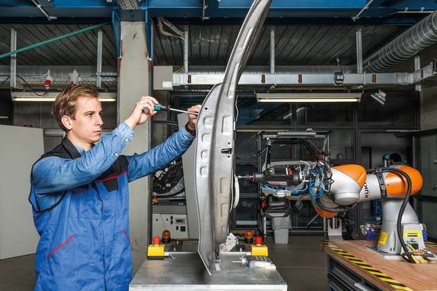 Hand-in-Hand arbeiten: Mit Hilfe eines Tools kann der Endandwender das richtige Robotik-System für seine Arbeitsstation auswählen.