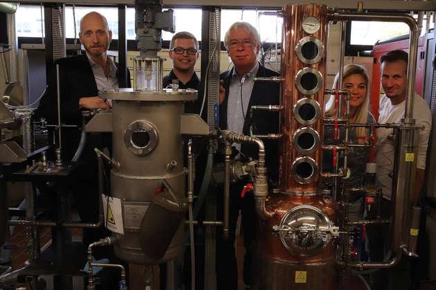 Professor Jan Schneider, Marc Hoffarth, Professor Klaus Heikrodt, Verena Kindsvater und Timo Broeker (von links nach rechts) forschen an der klimafreundlichen Nutzung von Kohlenstoffdioxid aus der Getränkeproduktion.