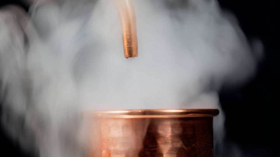 Beim Brennen von Spirituosen entsteht Kohlenstoffdioxid, das dabei helfen kann, Wasserstoff in den nachhaltigen Energieträger Erdgas umzuwandeln.