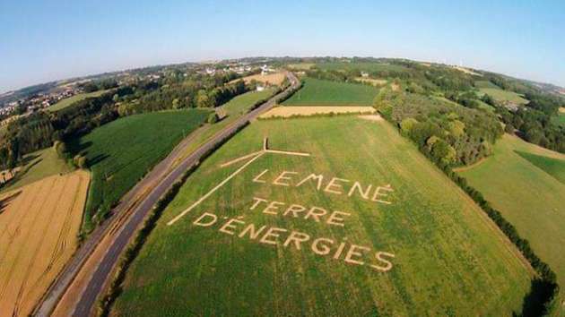 Le Mené wird für sein herausragendes Engagement und einen ganzheitlichen Ansatz zur Deckung des Energiebedarfs einer Gemeinde mit 100 Prozent Erneuerbaren Energien auf lokaler Ebene ausgezeichnet.