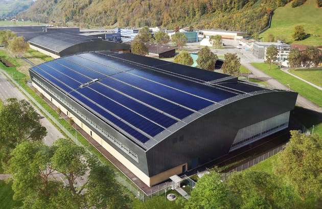 Die Pilatus Flugzeugwerke werden für eine architektonisch optimal integrierte Solaranlage zur Deckung des Energiebedarfs für die Flugzeugproduktion ausgezeichnet.