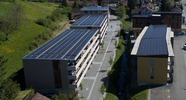 Die Plus Energie Siedlung wird als zukunftsweisendes Beispiel für die soziale und wirtschaftliche Einbindung von Mietern in die Nutzung von Sonnenenergie ausgezeichnet.