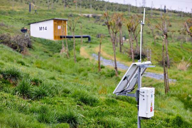 Eine der 63 Sammelstellen, die mit dem Radioline-System überwacht werden: Die Stromversorgung erfolgt über Solarpanel.