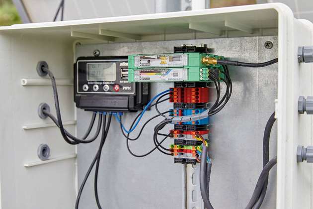 Die in den Schaltkästen nahe den Bohr­löchern verbauten Radioline-Module lassen sich in Zone 2 einsetzen.