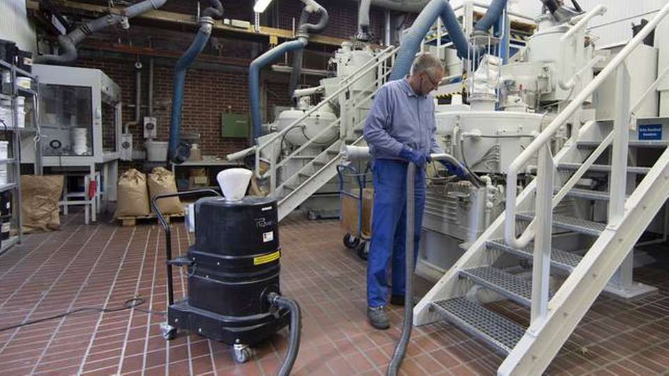Reinigungsarbeiten an der Compoundieranlage. Hier werden die neuen Materialpräparationen erzeugt.