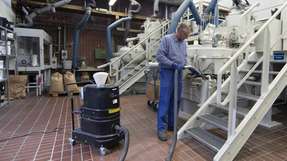 Reinigungsarbeiten an der Compoundieranlage. Hier werden die neuen Materialpräparationen erzeugt.