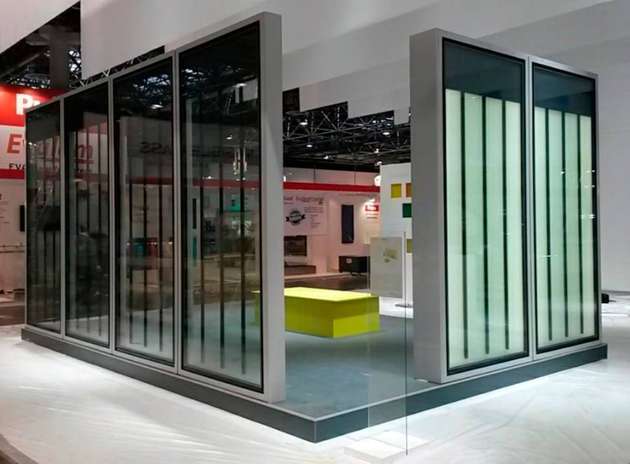 Auf der Glasstec 2018 in Düsseldorf wurden die verschiedenen Gestaltungsvarianten der Bioenergiefassade präsentiert.