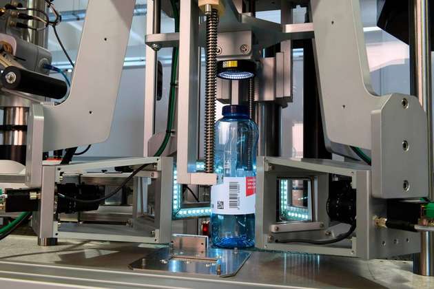 Die Beverage Tracking Technology dient der Inspektion und Sicherstellung der Produktqualität von Getränkeflaschen.