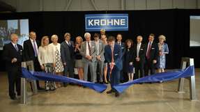 Michael Rademacher-Dubbick, Geschäftsführer der Krohne Gruppe, eröffnet feierlich die neue Produktionsstätte in Beverly.