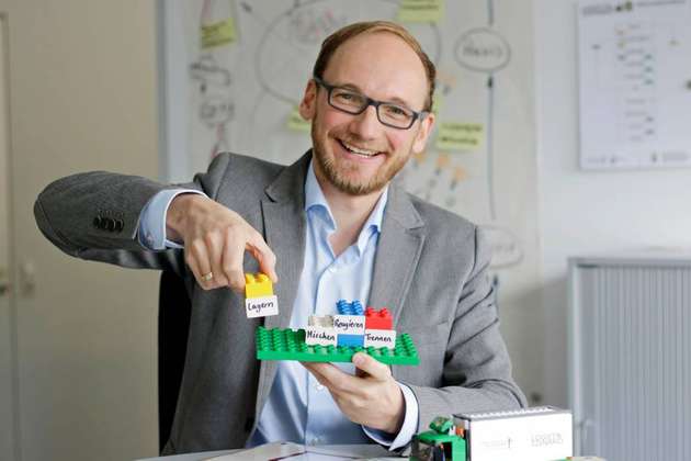 Professor Dr. Stefan Lier erklärt das Konzept einer modularen Produktion.