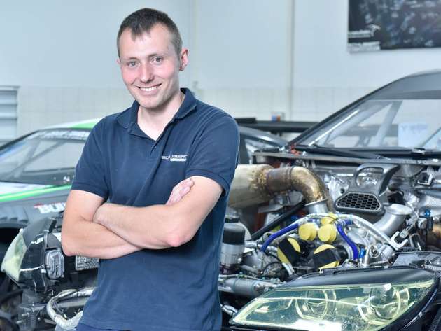 „Die Vakuumpumpe GVS 40 von Atlas Copco ist für uns perfekt“, sagt Sebastian Gitte, der für das Schubert-Motorsport-Team Carbonteile repariert. „Die etwa 100 Liter Luft im Bag holt die Pumpe in etwa einer Minute heraus. Mit unserer kleinen Werkstattpumpe hätte das Stunden gedauert - wenn sie überhaupt alle Luft aus dem Sack evakuiert hätte. Große Teile hätten wir damit gar nicht herstellen können.“