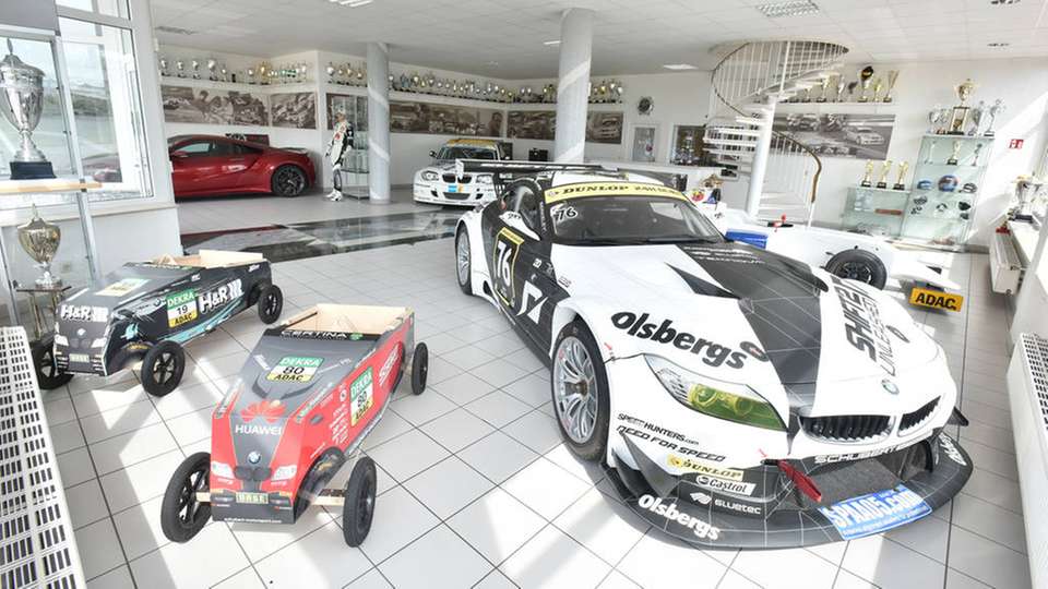 Blick in den Verkaufs- und Showroom von Schubert Motorsport in Oschersleben. Das Rennsportteam hat schon viele Pokale gewonnen.