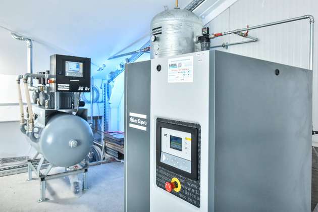 Die Druckluft- und Vakuumstation wurde von Atlas Copcos Handelspartner Dr. Weigel Anlagenbau aus Magdeburg geplant und errichtet. Vorne zu sehen ist ein GA-VSD+-Kompressor, im Hintergrund die GVS-Vakuumpumpe mit Steuerung.