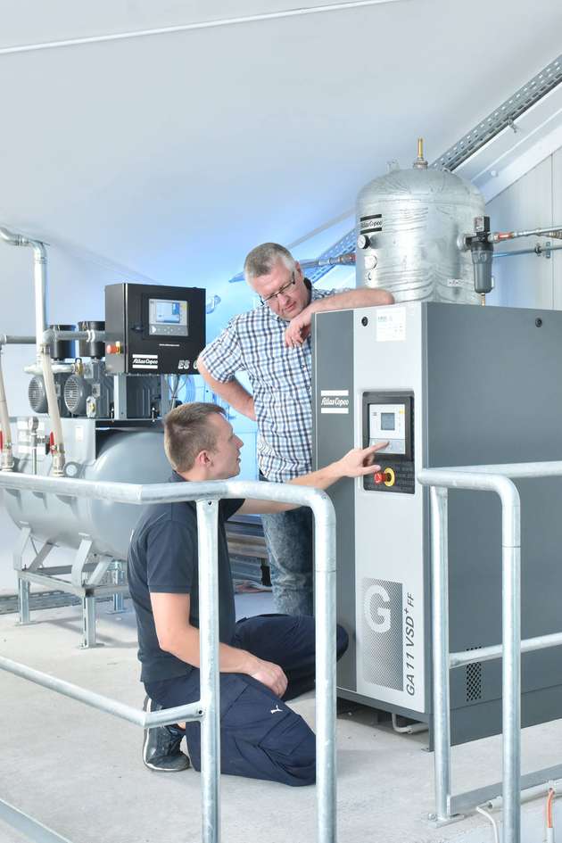Sebastian Gitte an der Elektronikon-Steuerung des GA-Schraubenkompressors.