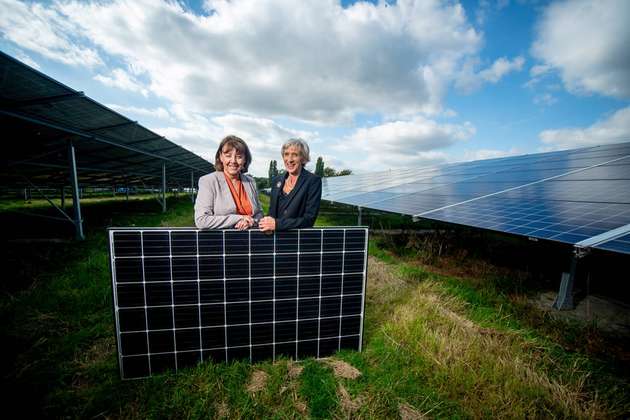 Louise Goldsmith (rechts), Leiterin des West Sussex Bezirksrats, und Deborah Urquhart (links), Kabinettsmitglied für Umwelt im Westhampnett Solarpark.