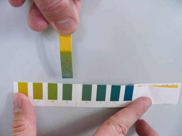Bei Salznebeltests kommt es auch auf die passende Zusammensetzung der Sole an. Dafür muss deren pH-Wert überprüft werden.