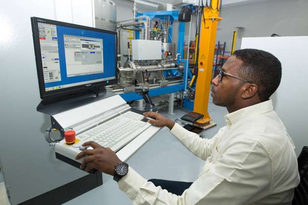 Mit praxisnahen Schulungen wird jungen saudischen Ingenieuren und Absolventen von Fachhochschulen technologisches Know-how nach internationalen Standards vermittelt.