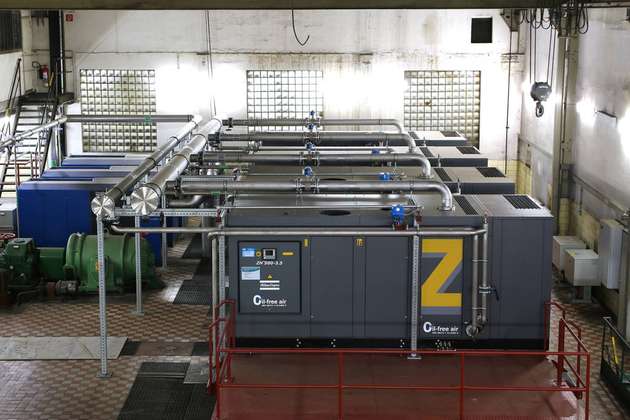 Um die ZH-Kompressoren in die Halle zu bekommen, musste in dem alten Gebäude vorübergehend eine Wand geöffnet werden. Einige der Maschinen in der ersetzten Druckluftstation waren gut achtzig Jahre alt.
