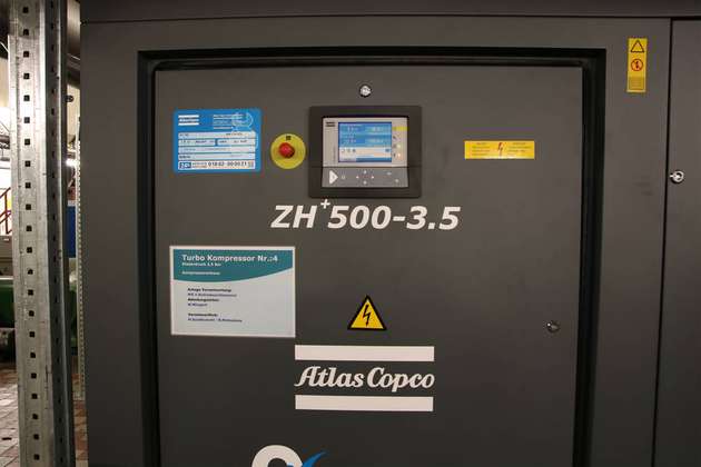 Auf dem Display der Maschinensteuerung lässt sich ablesen, dass der Kompressor gerade einen Druck von 3,3 bar erzeugt.