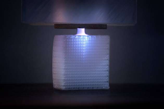 Ein Plasma-Jet beschichtet Gerüststrukturen für Implantate.